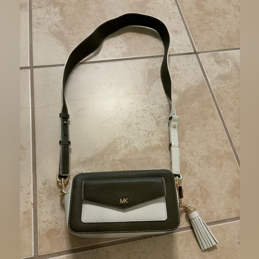 Michael Kors Double Zipper Crossbody Small Bag. - Picture 3 of 6